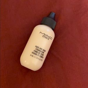 MAC cosmetics Face and Body foundation N1